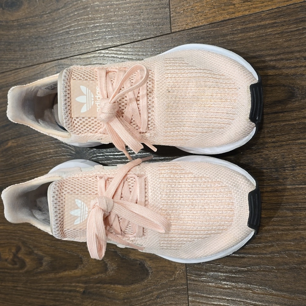 Women's size 6 Adidas sneakers.